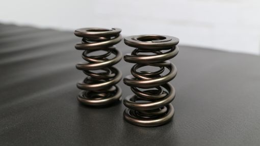 Picture of Ferrea 1.650in to 1.600in .8851.201.65 OD .645.8851.20 ID Triple Spring Valve Spring - Set of 16